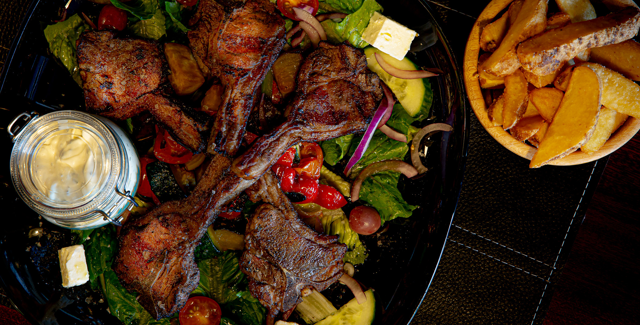Grillat kött och tillbehör på fat